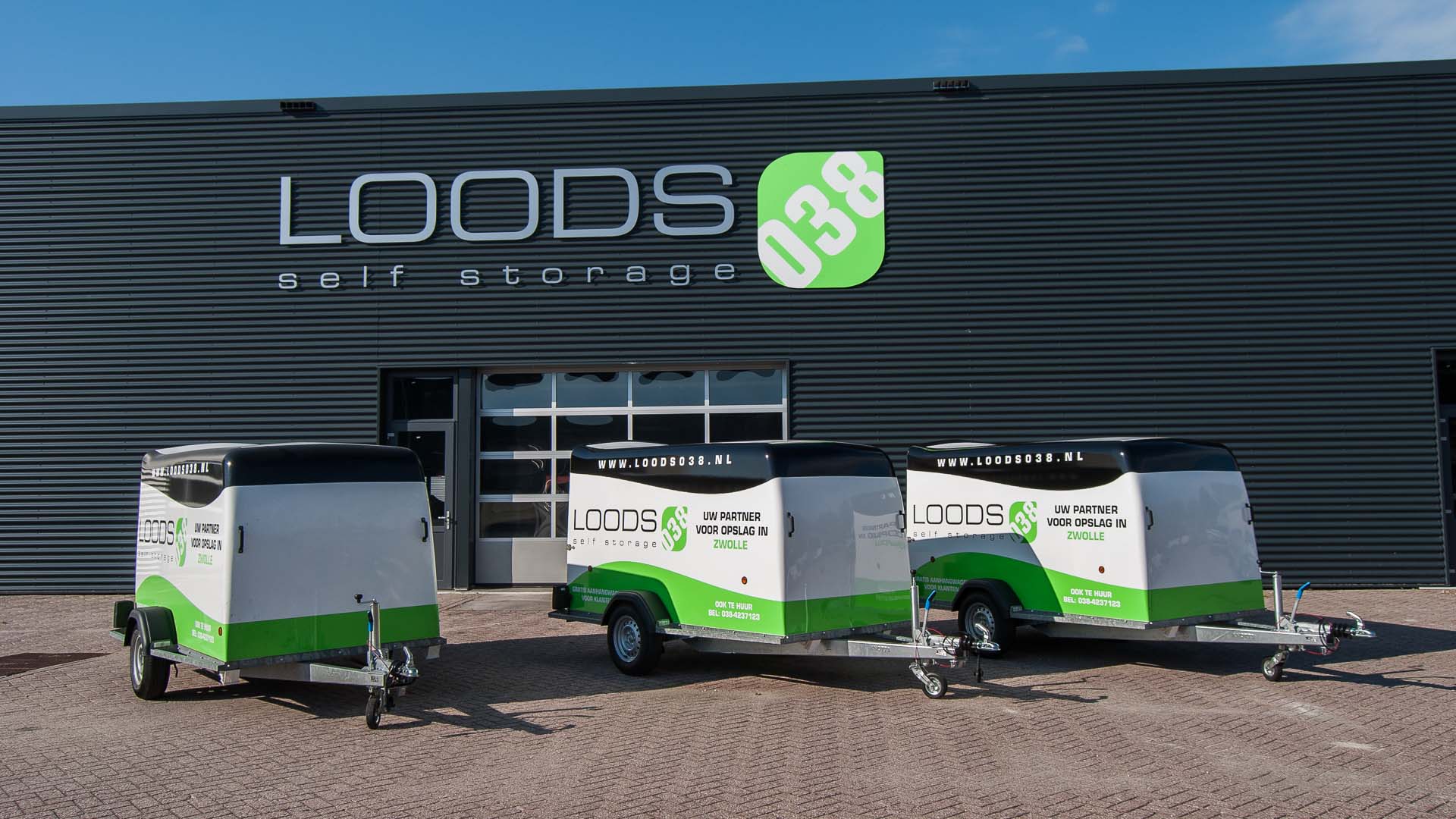 Gesloten aanhangwagen huren bij Loods 038 Zwolle