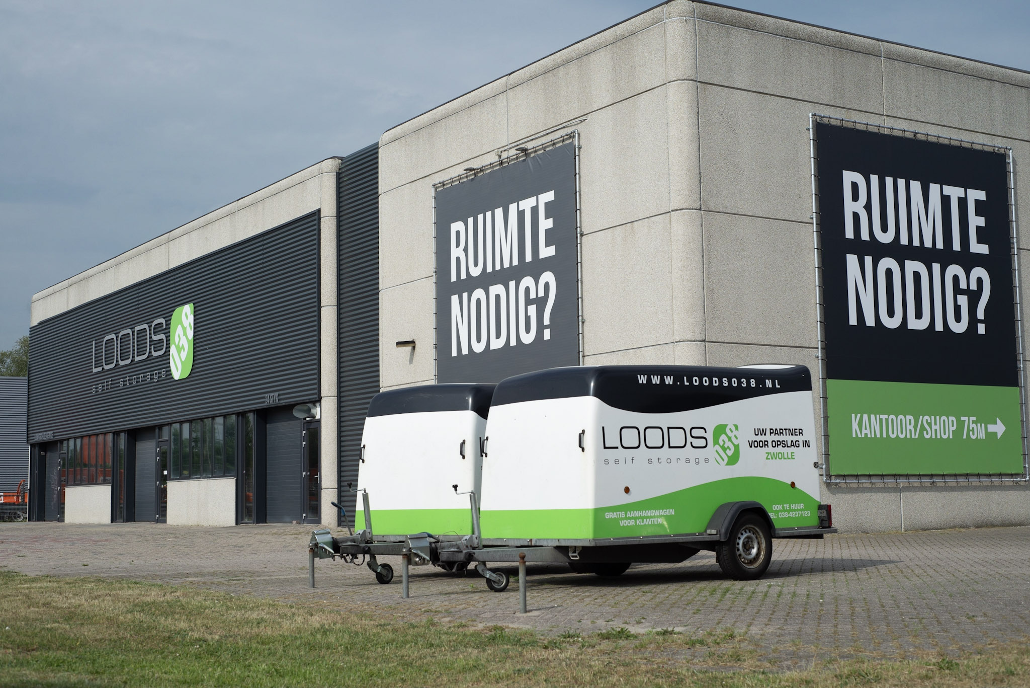 Loods 038 gebouw met aanhangwagen op bedrijventerrein De Voorst in Zwolle