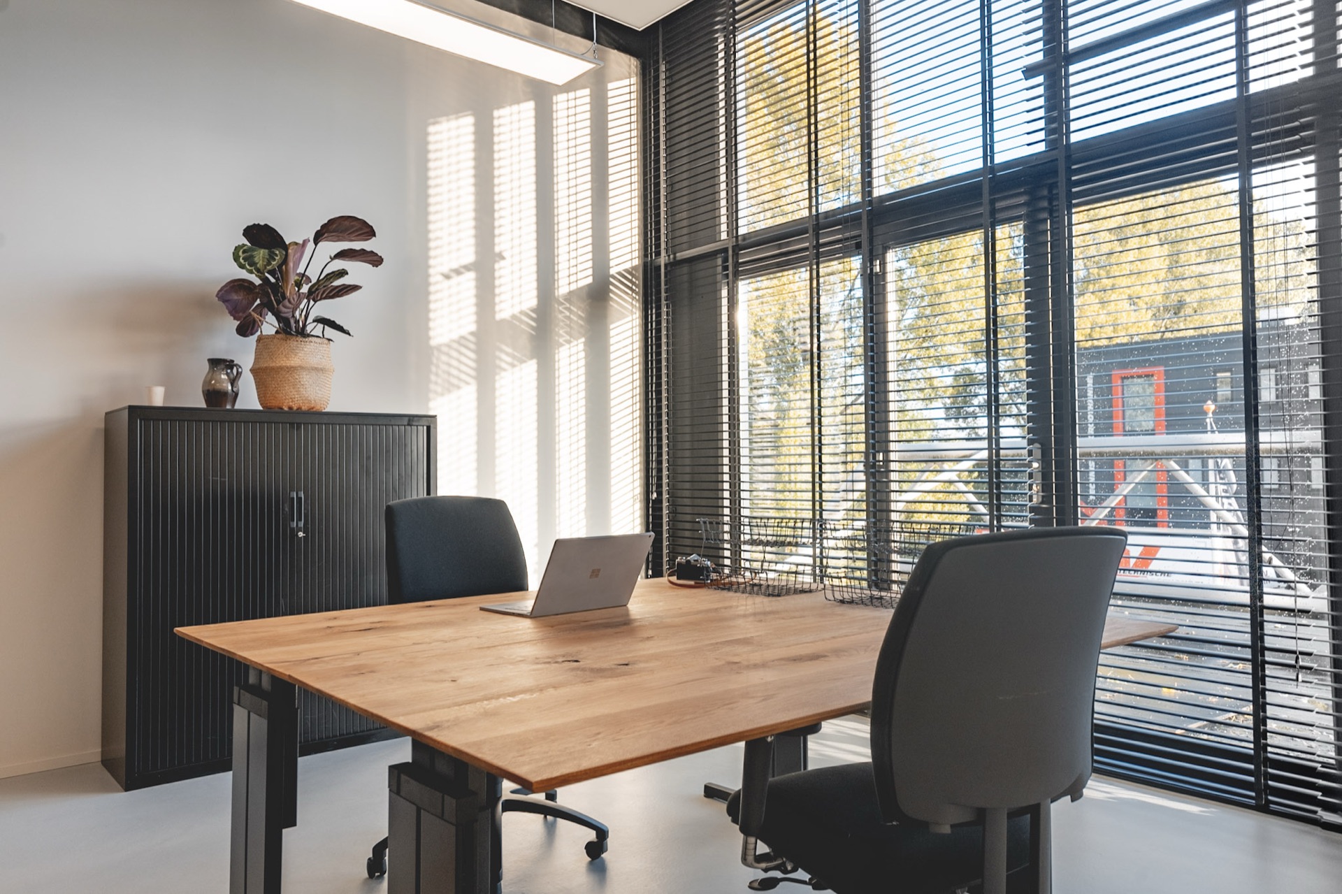 Kantoor L - werkplek met eiken bureau aan het raam