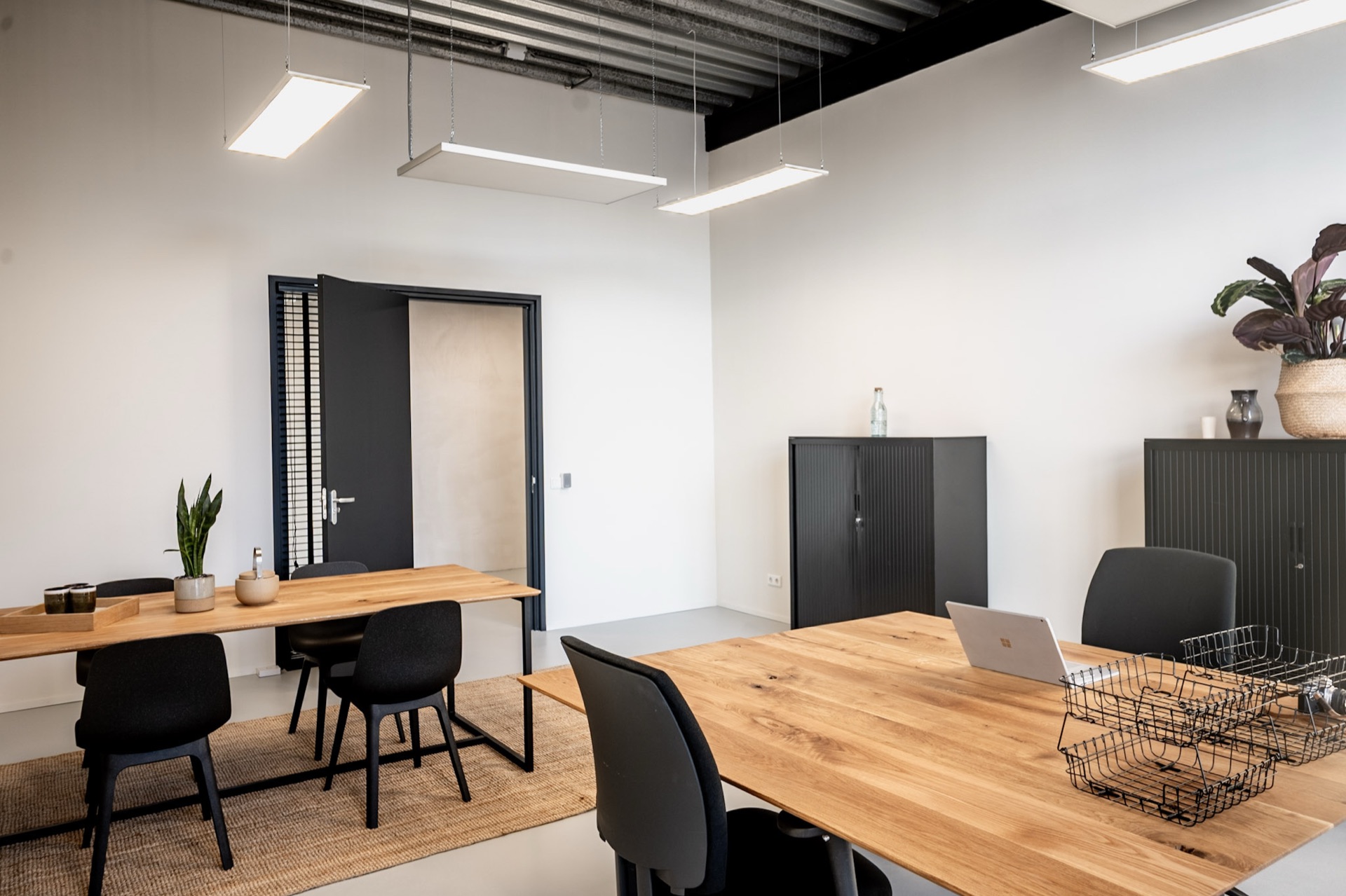 Kantoor L - twee werktafels en de entree