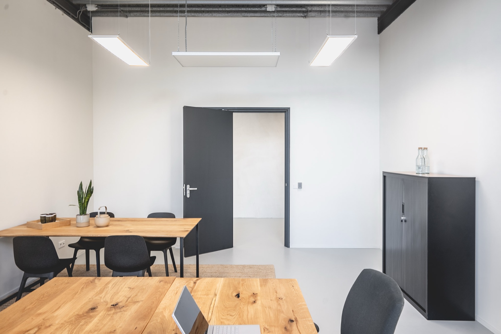 Kantoor L - entree met overlegplek en archiefkast