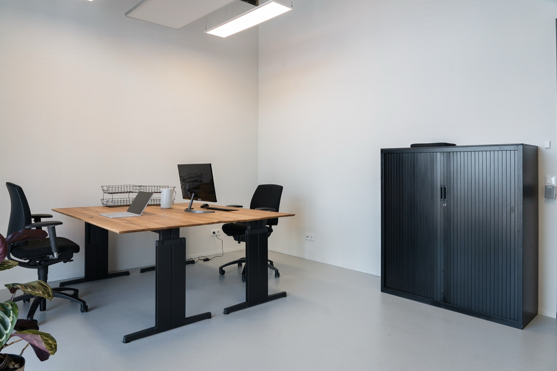 Kantoor M - overzicht met werkplek en archiefkast