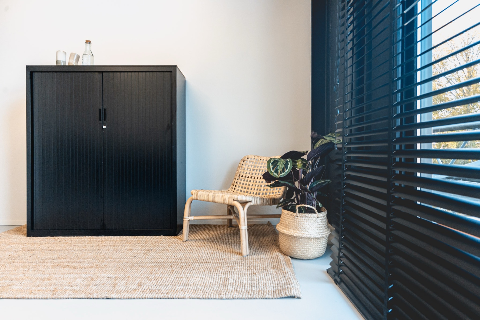 Kantoor M - zithoek met rotan stoel en plant