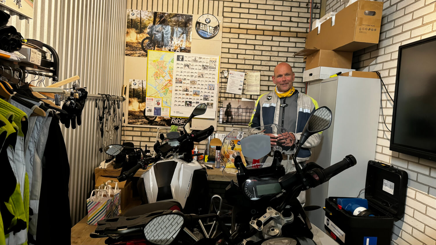 Laurens Wisselink, motorrijinstructeur, in zijn opslagruimte bij Loods 038